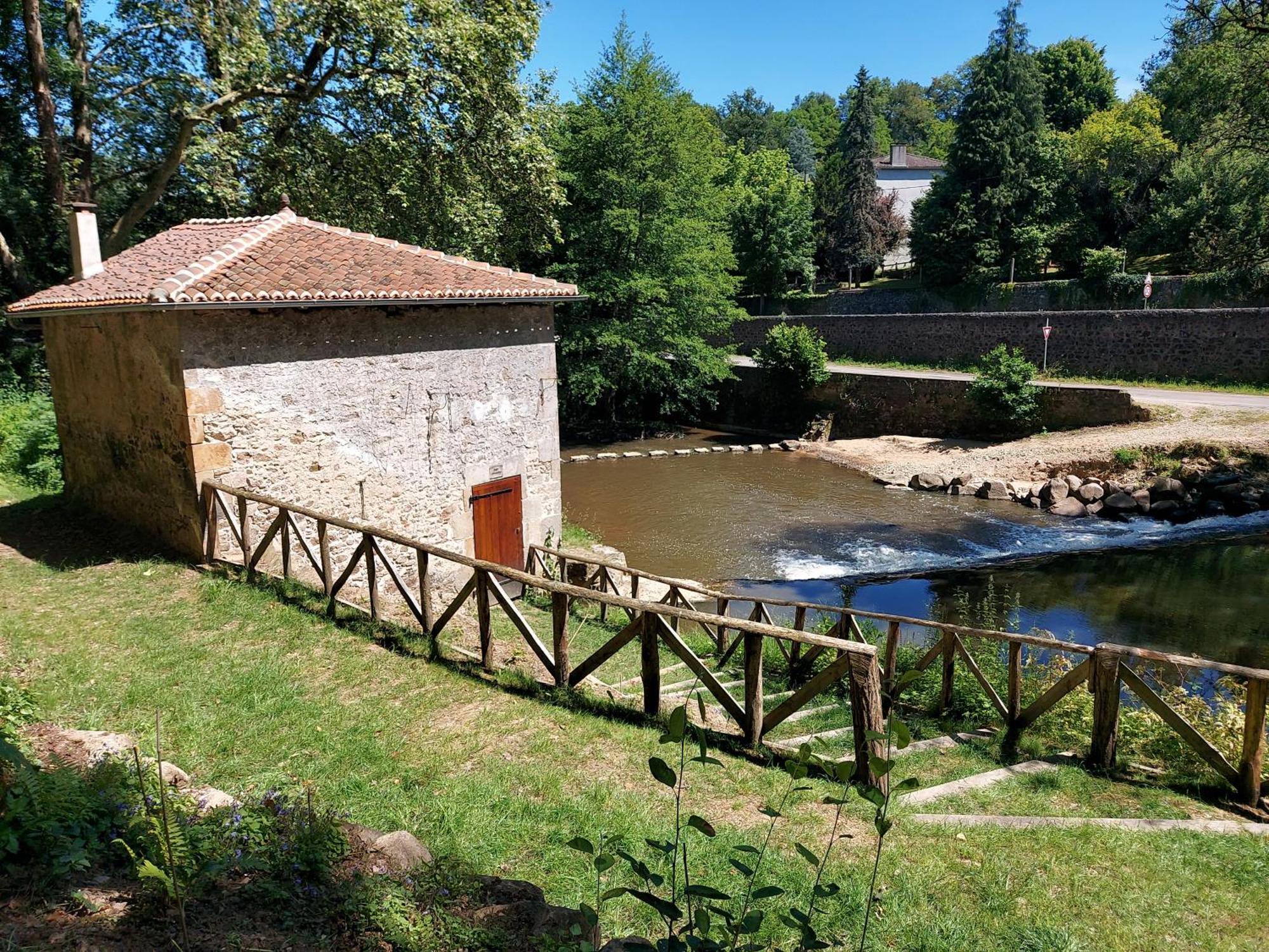 Charming Two Bedroom Gite With Beautiful Gardens Confolens Exterior photo