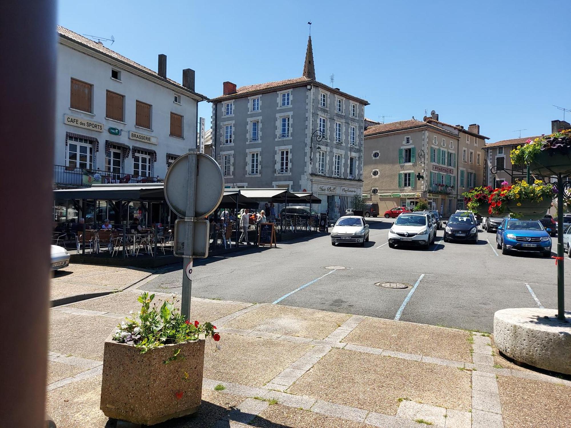 Charming Two Bedroom Gite With Beautiful Gardens Confolens Exterior photo
