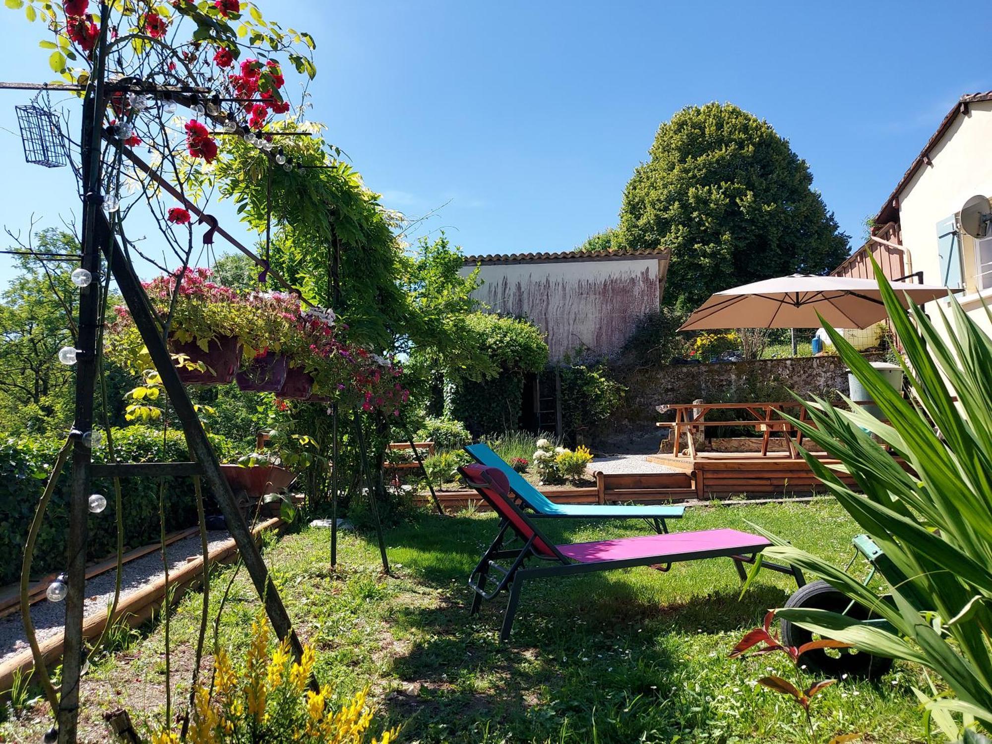 Charming Two Bedroom Gite With Beautiful Gardens Confolens Exterior photo
