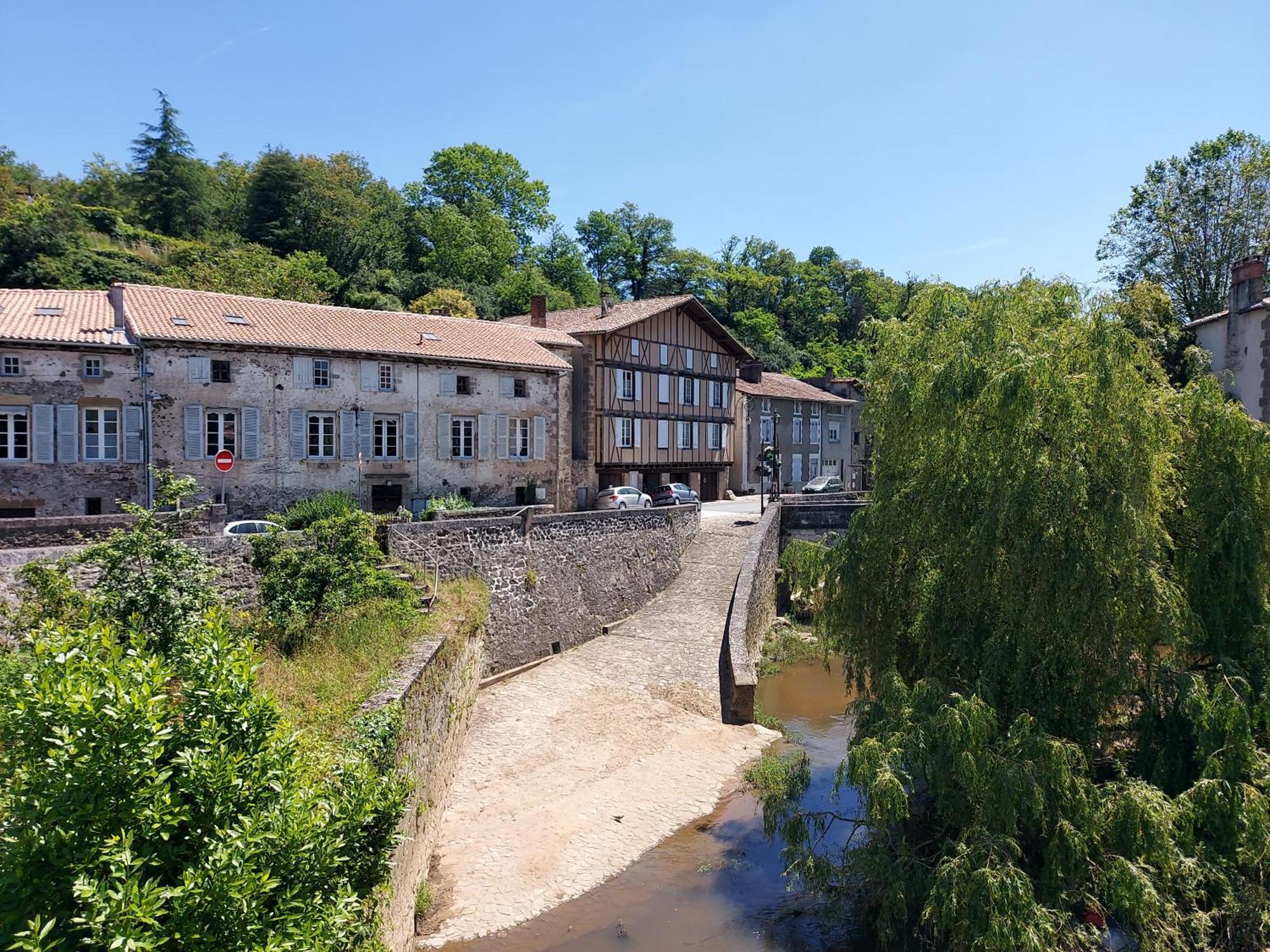 Charming Two Bedroom Gite With Beautiful Gardens Confolens Exterior photo