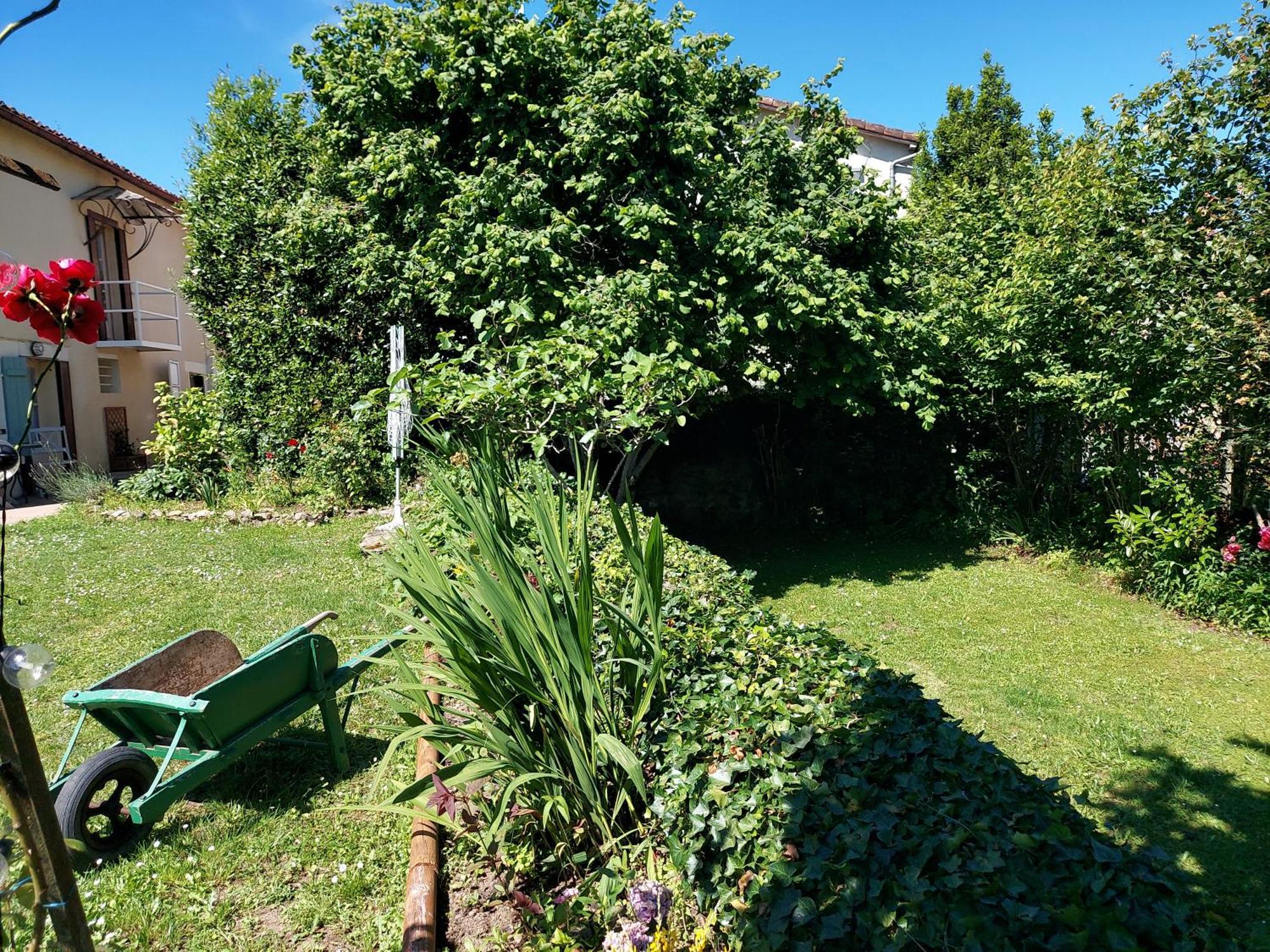 Charming Two Bedroom Gite With Beautiful Gardens Confolens Exterior photo