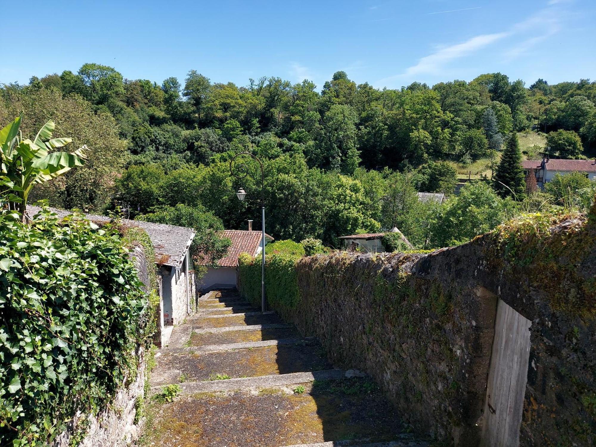 Charming Two Bedroom Gite With Beautiful Gardens Confolens Exterior photo